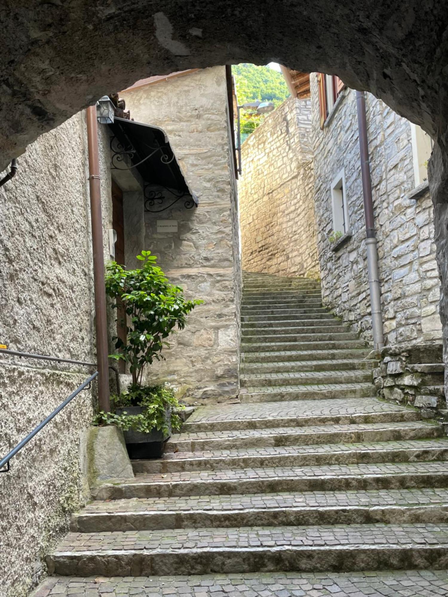 Il Borghetto Di Torno Apartment Bagian luar foto